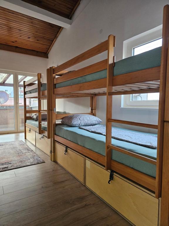 Postel nebo postele na pokoji v ubytování Leopold Chillout Hostel
