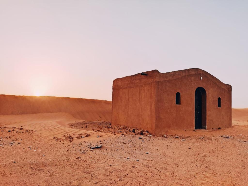 un vecchio edificio in mezzo al deserto di Silent Camp a M'Hamid