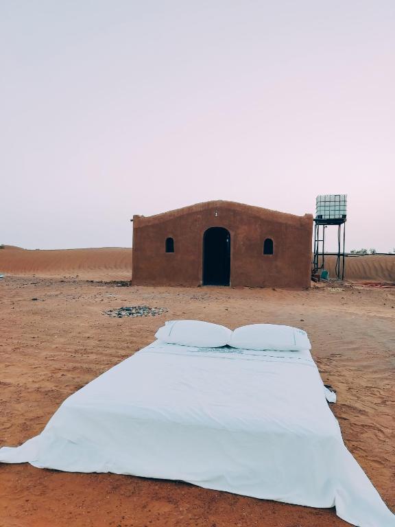 un letto in mezzo al deserto di Silent Camp a M'Hamid