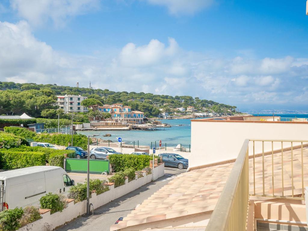 - une vue sur la plage depuis le balcon d'une maison dans l'établissement Apartment La Bouée-3 by Interhome, à Antibes
