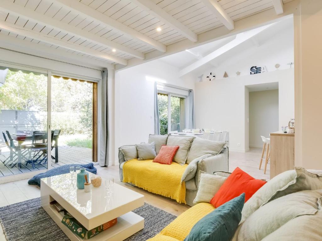 Χώρος καθιστικού στο Holiday Home Le Chant Des 4 Sirènes by Interhome
