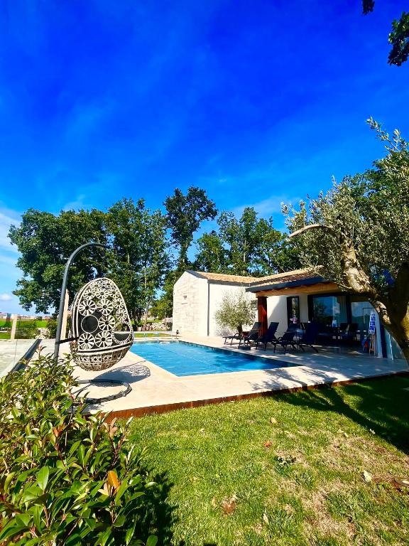 dom z basenem na podwórku w obiekcie Casa Bosca with heated pool w mieście Sveti Petar u Šumi