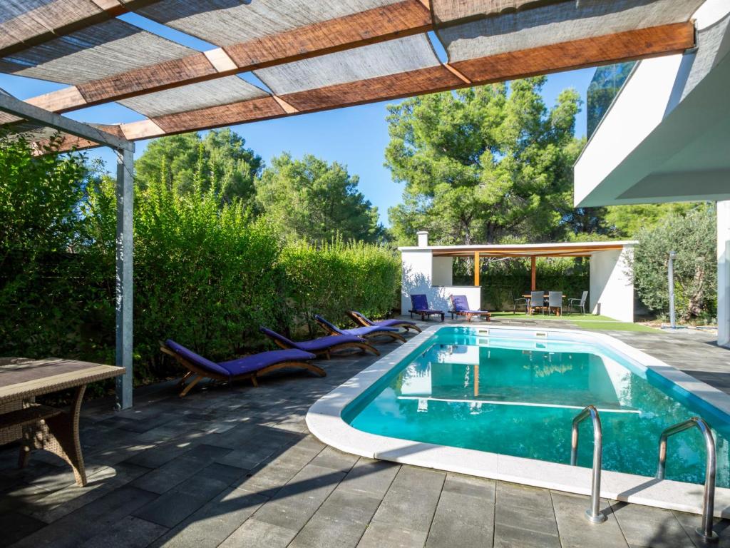 Bazén v ubytování Holiday Home Villa Franko by Interhome nebo v jeho okolí