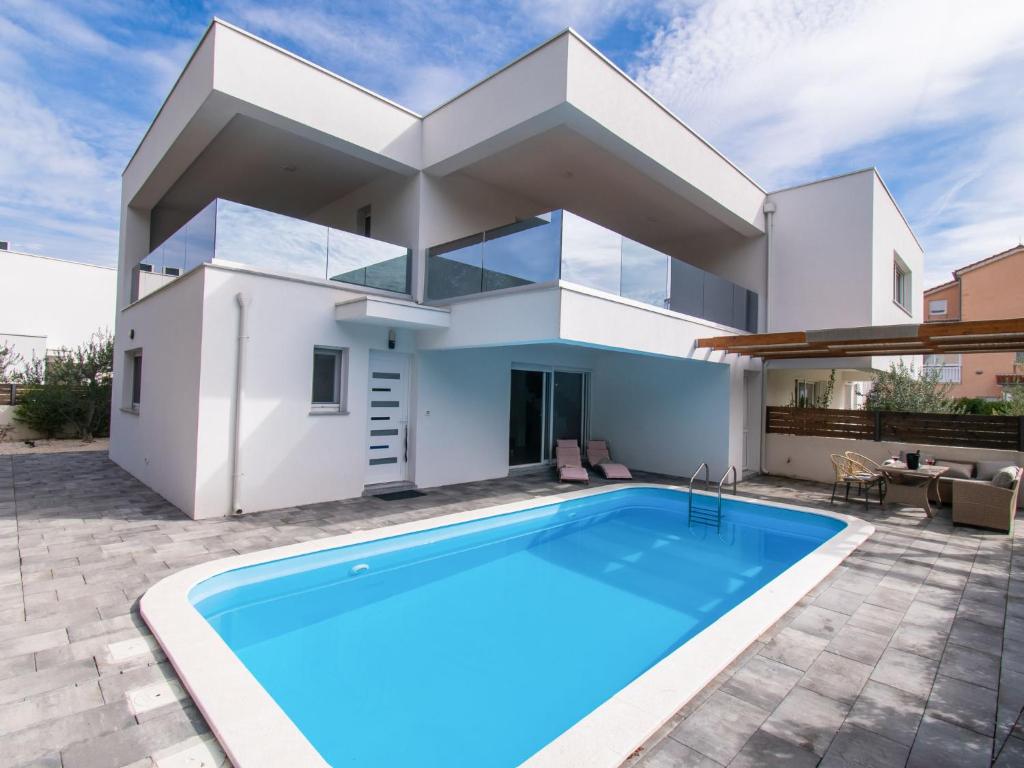 Bazén v ubytování Holiday Home Villa Franko by Interhome nebo v jeho okolí