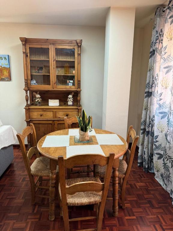 a dining room with a wooden table and chairs at Origen HARO paternina in Haro