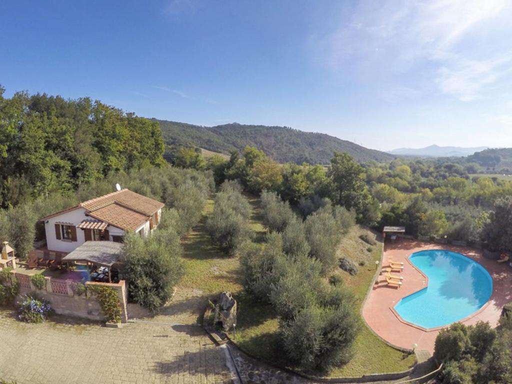 Una vista aérea de una casa y una piscina. en Holiday Home La Villetta by Interhome, en Riparbella