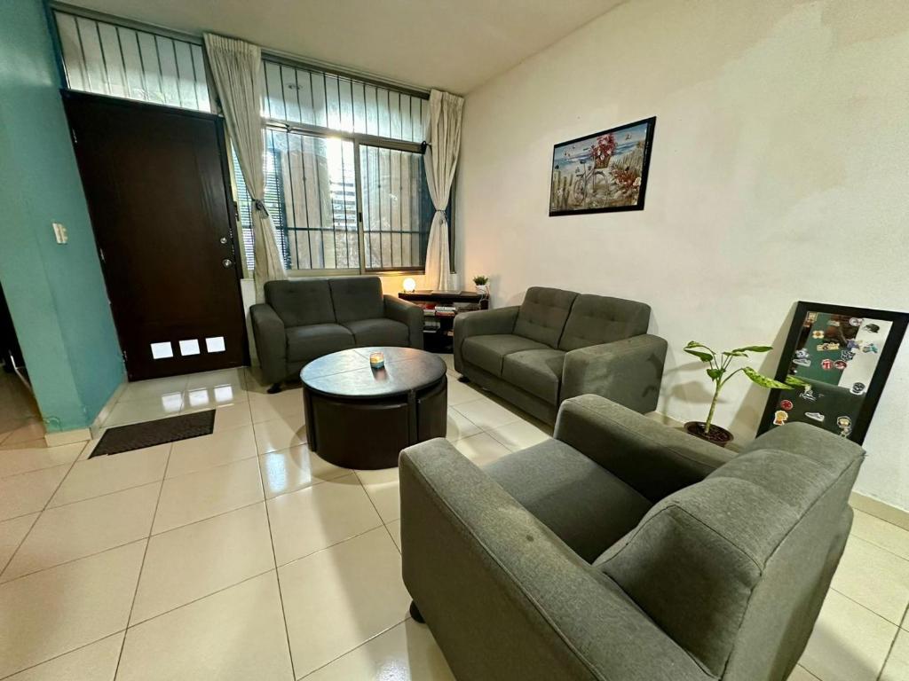 - un salon avec des canapés et une table dans l'établissement Casa en el corazón de Playa del Carmen, à Playa del Carmen