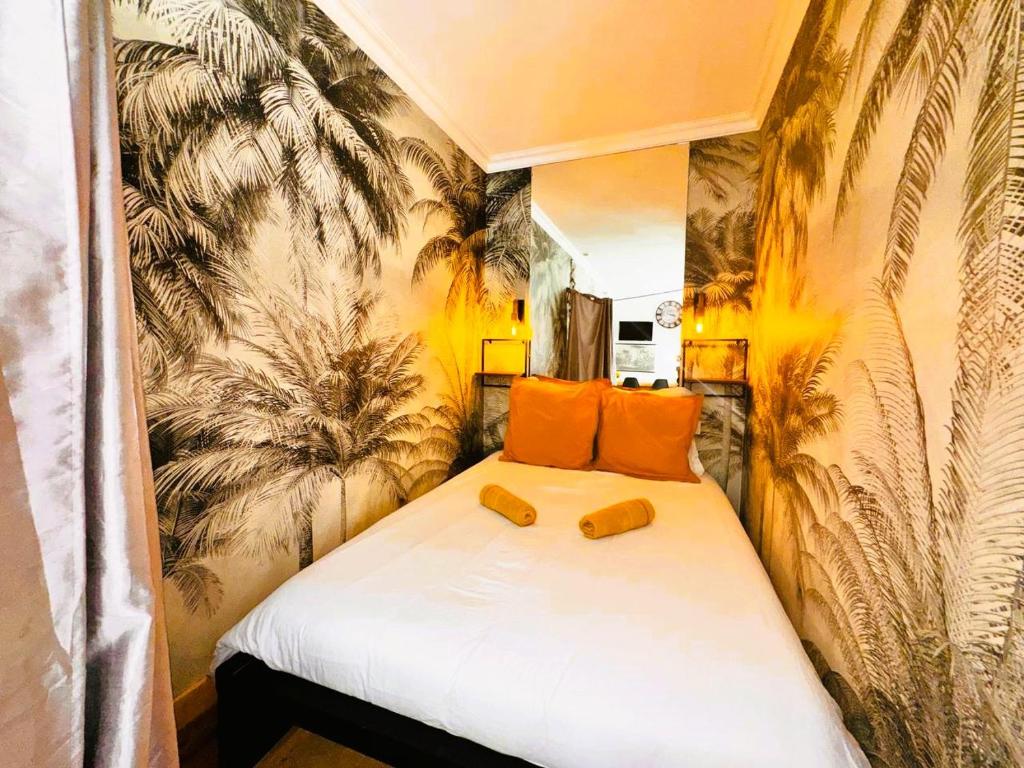 Postel nebo postele na pokoji v ubytování Cocoon west