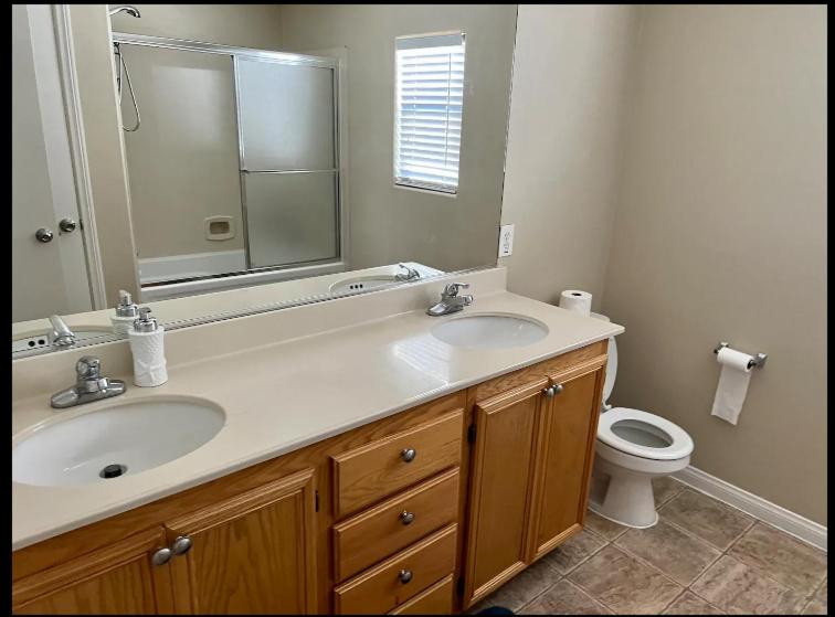 Koupelna v ubytování 4 bedroom North Las Vegas with pool