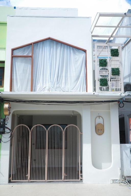 a house with a gate in front of it at Daisy C in Hat Yai