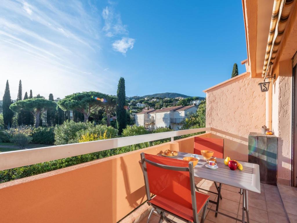d'une table et d'une chaise sur un balcon avec vue. dans l'établissement Apartment Résidence du Parc by Interhome, à Cavalaire-sur-Mer