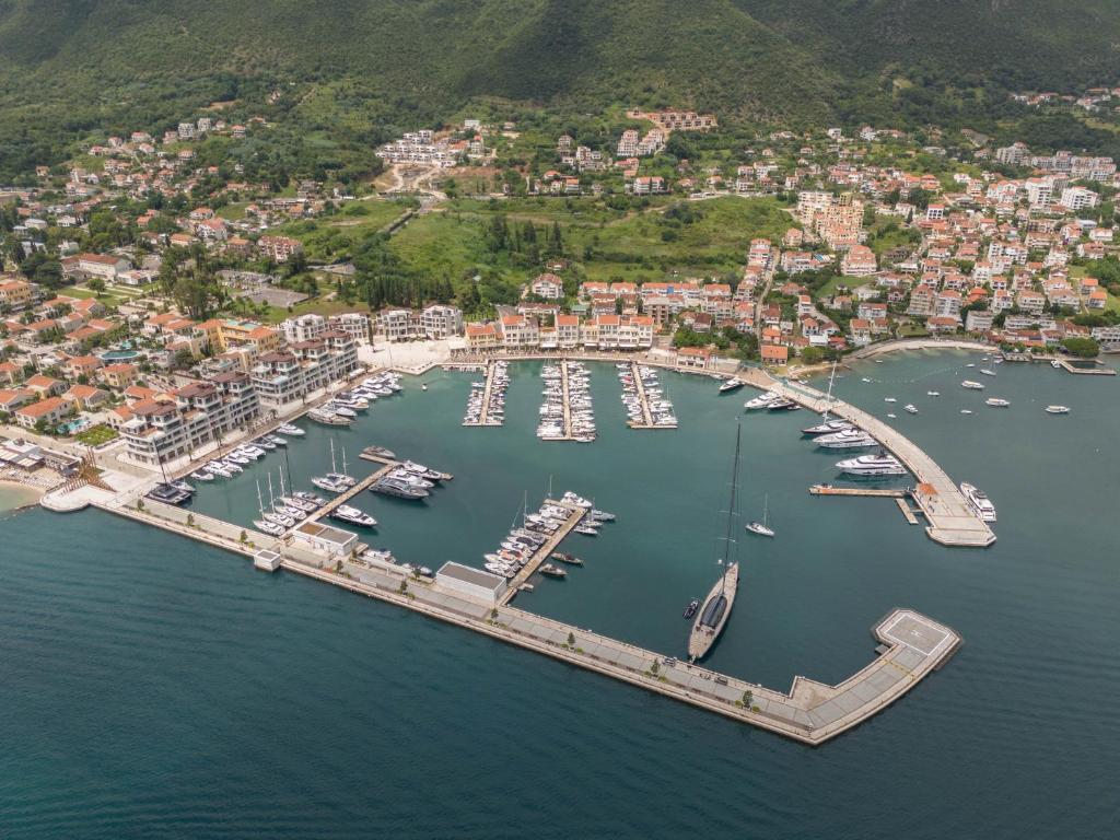 デノヴィチにあるSunSea Apartmentの水上の船が浮かぶマリーナの空中眺望