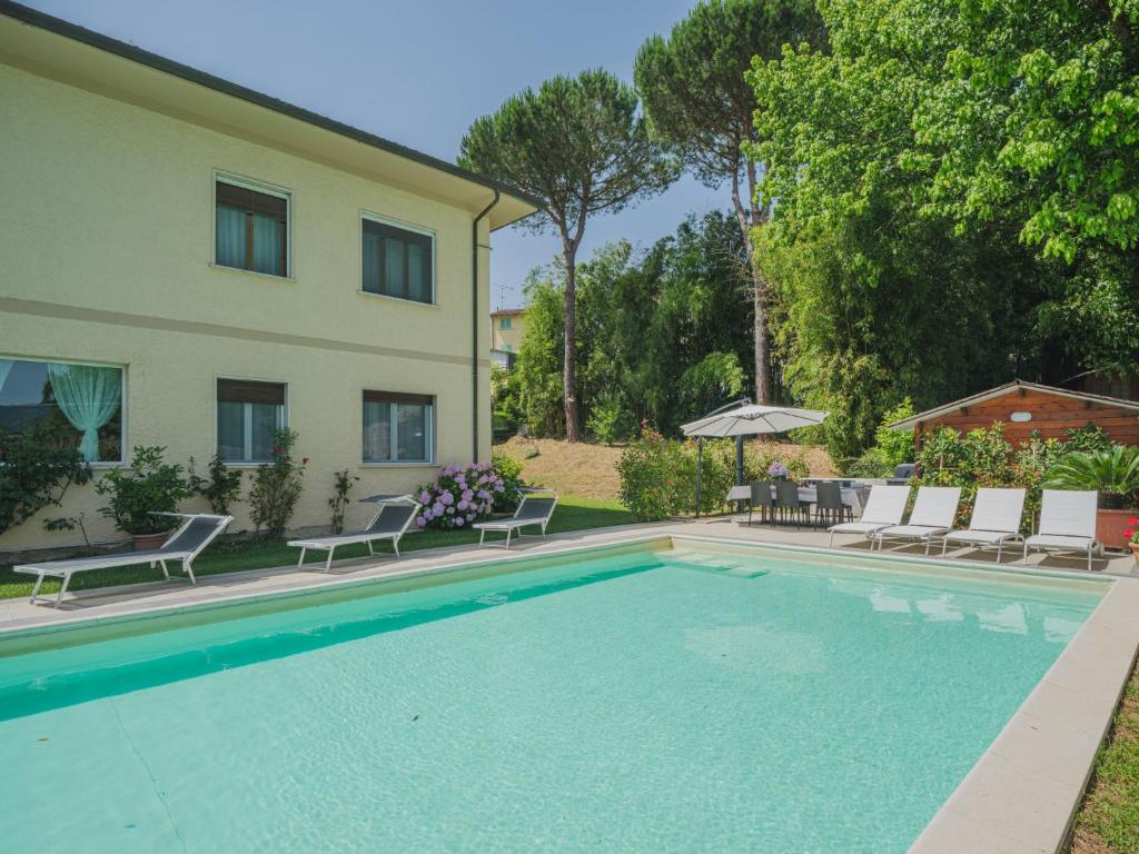 una piscina frente a una casa en Holiday Home Gerry House by Interhome, en Camaiore