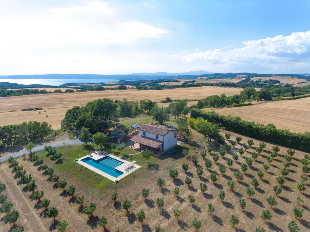 - une vue aérienne sur une villa avec une piscine et une maison dans l'établissement Holiday Home Pescatori by Interhome, à Bagnoregio