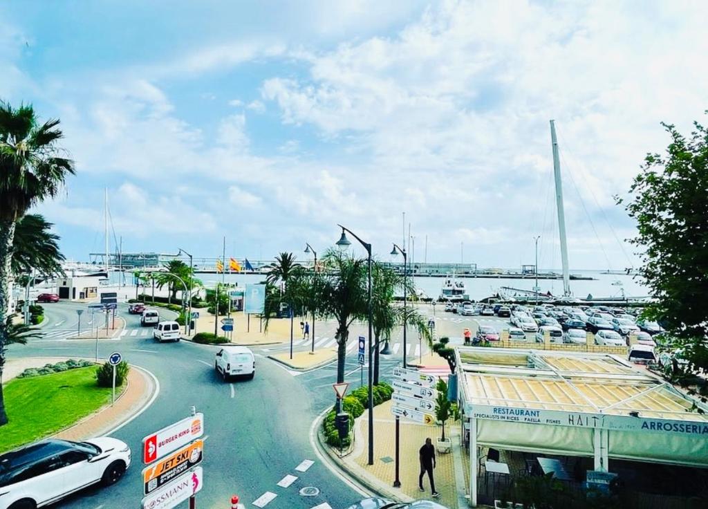 eine belebte Stadtstraße mit Autos im Hafen in der Unterkunft Apartamento La Rosaleda in Denia