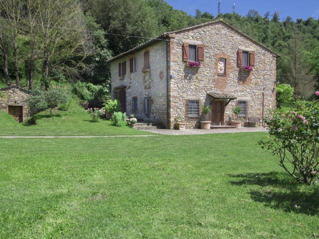 A garden outside Holiday Home Casale Del Re by Interhome