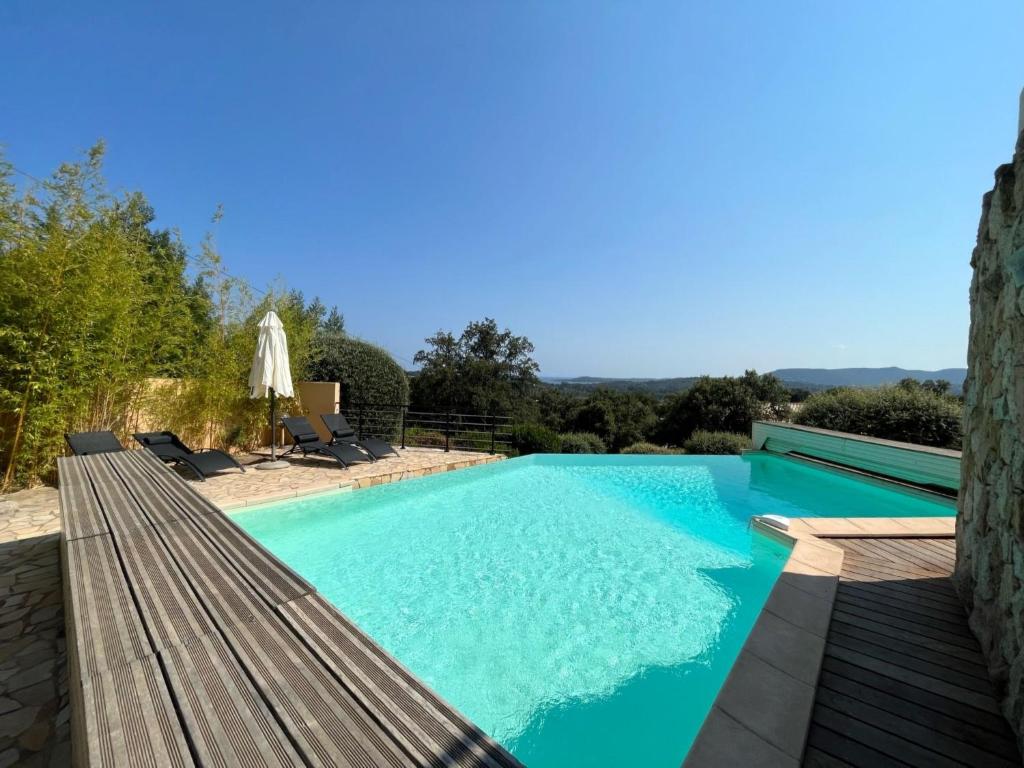 une piscine avec de l'eau bleue dans une cour arrière dans l'établissement Holiday Home Villa Sognu by Interhome, à Sainte-Lucie de Porto-Vecchio