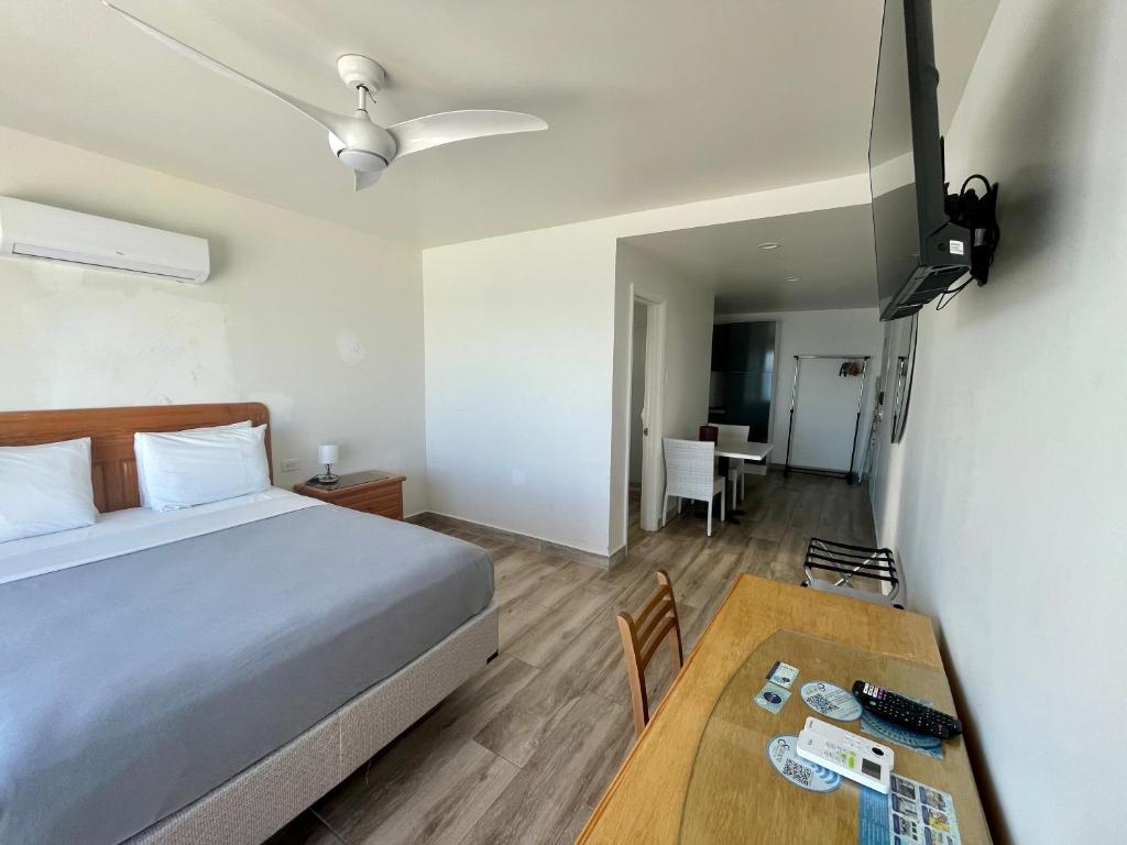 TV a/nebo společenská místnost v ubytování Seaview Beach Hotel