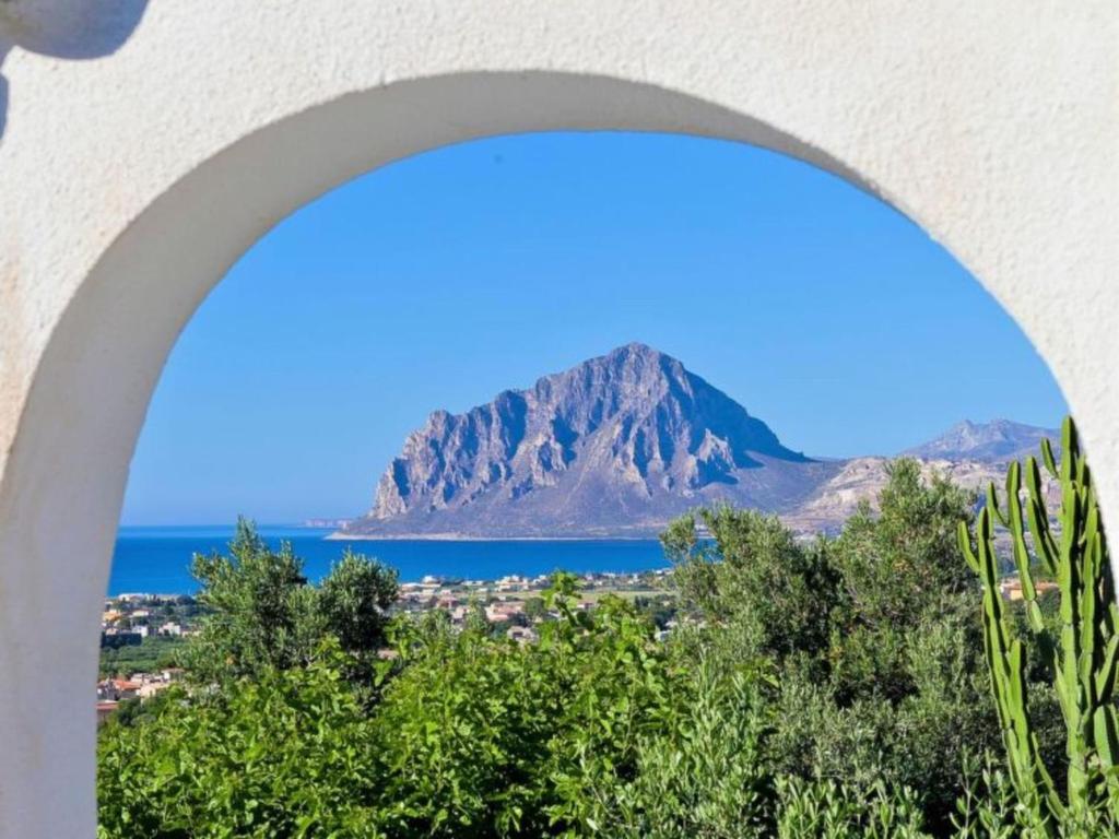 vistas al océano y a las montañas a través de un arco en Villa Le Palme by Interhome, en Valderice
