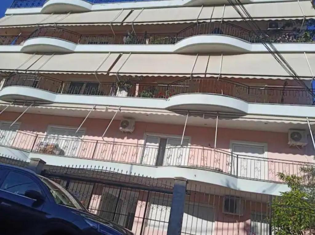 un bâtiment avec des balcons sur le côté dans l'établissement Comfortable apartment, à Tirana