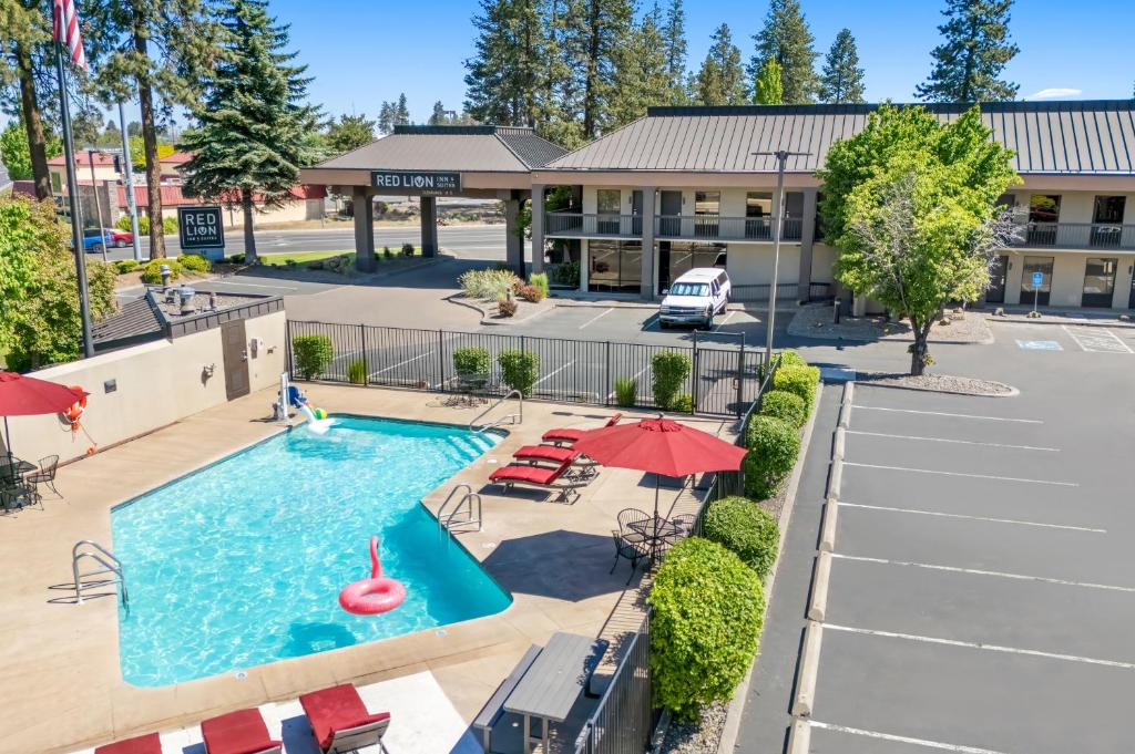 Bazén v ubytování Red Lion Inn & Suites Deschutes River - Bend nebo v jeho okolí