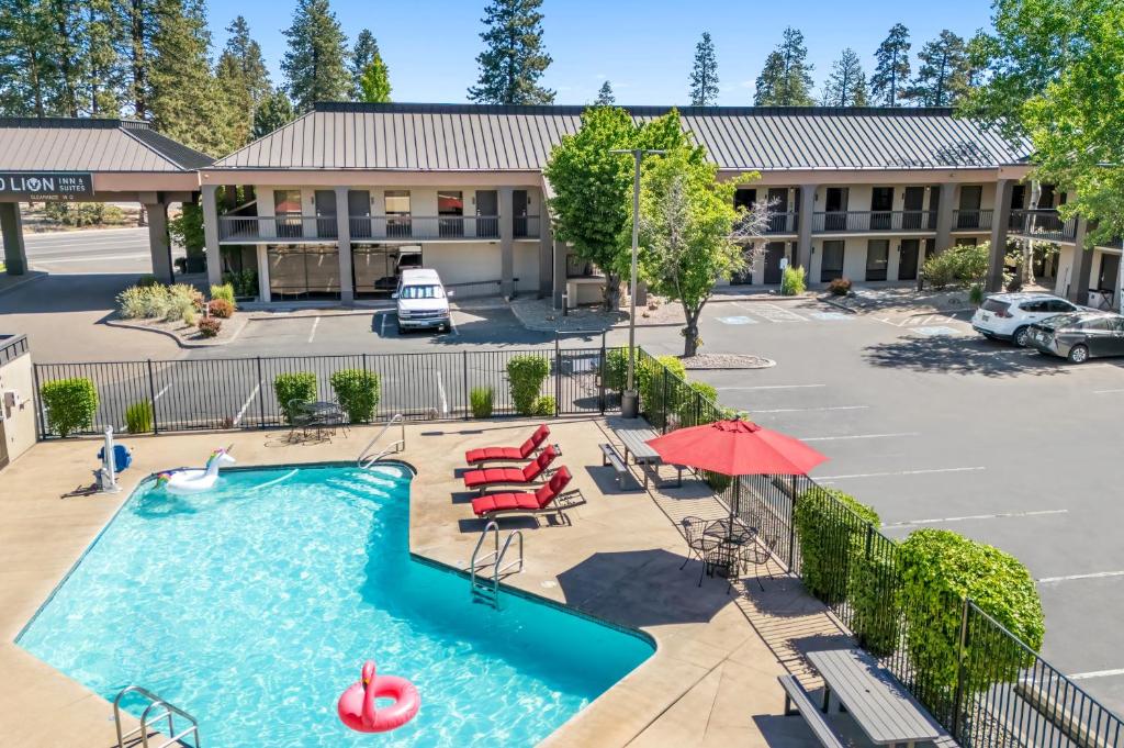 Bazén v ubytování Red Lion Inn & Suites Deschutes River - Bend nebo v jeho okolí