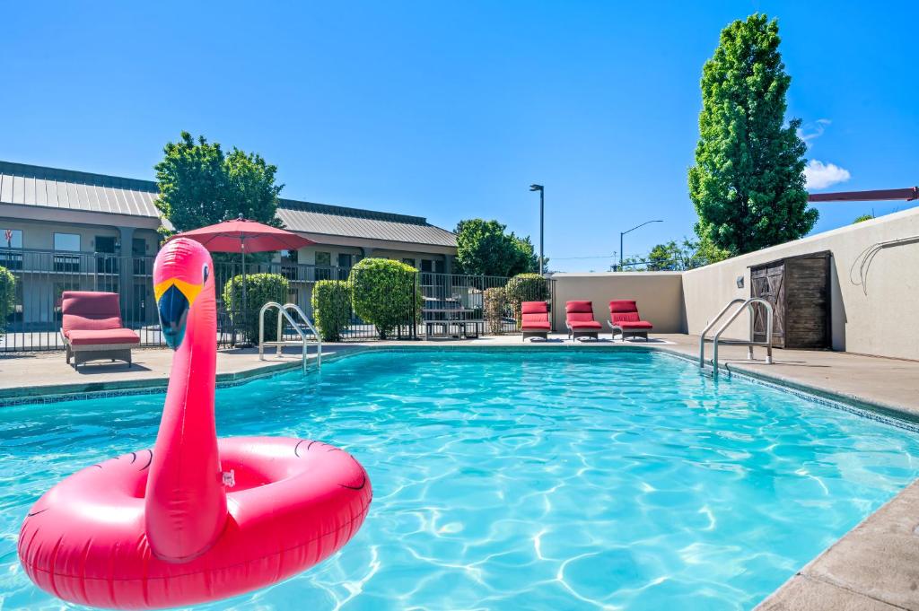 Bazén v ubytování Red Lion Inn & Suites Deschutes River - Bend nebo v jeho okolí