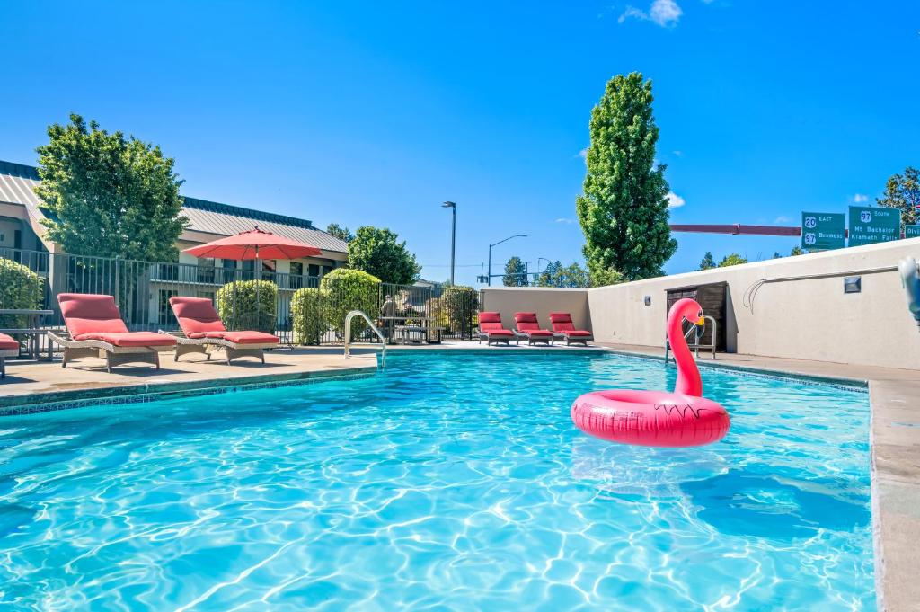 Bazén v ubytování Red Lion Inn & Suites Deschutes River - Bend nebo v jeho okolí
