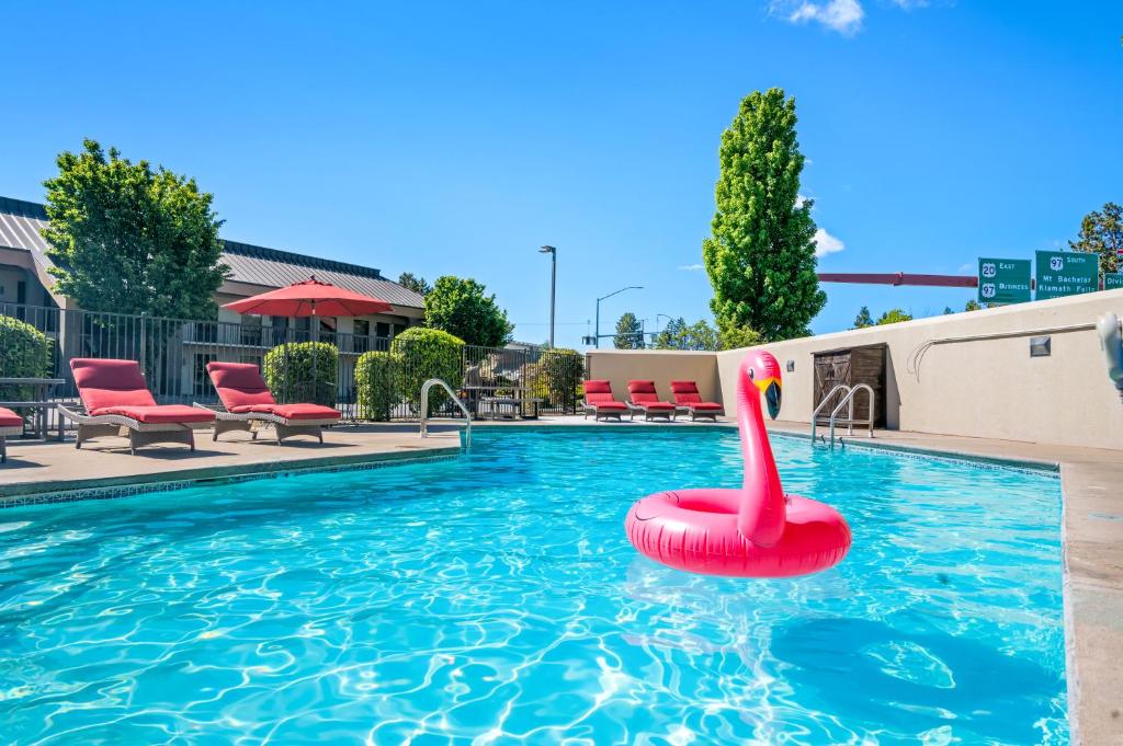 Bazén v ubytování Red Lion Inn & Suites Deschutes River - Bend nebo v jeho okolí