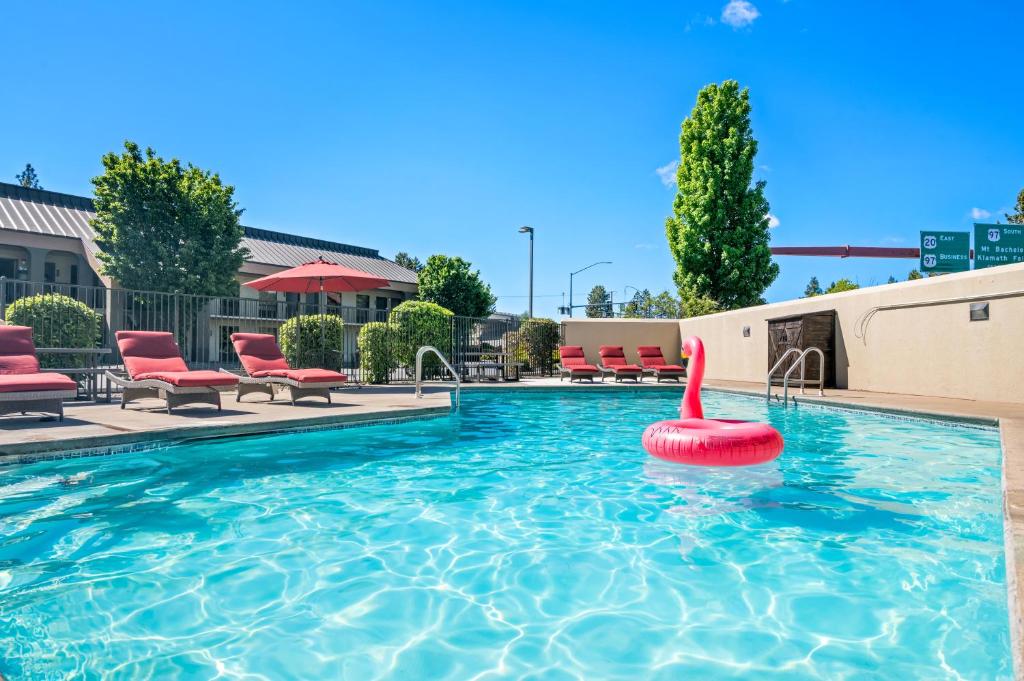 Bazén v ubytování Red Lion Inn & Suites Deschutes River - Bend nebo v jeho okolí