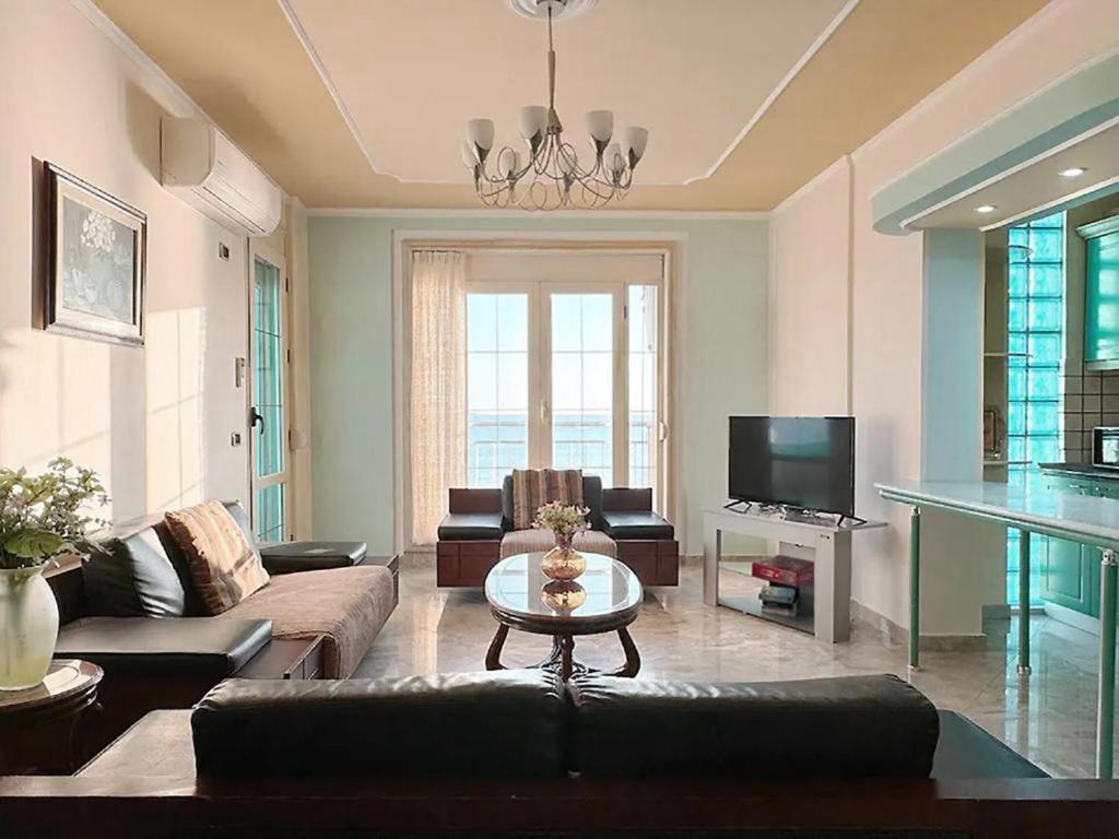 Μια τηλεόραση ή/και κέντρο ψυχαγωγίας στο Redi's Luxurious Seaside Full View Apartments