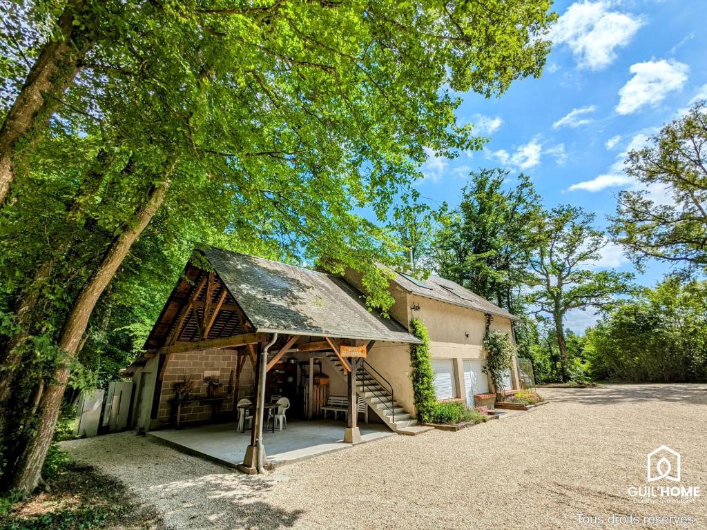 a house with a gambrel roof with a porch at Les Charmes - Climatisation - Terrasse - Nature in Boigny-sur Bionne