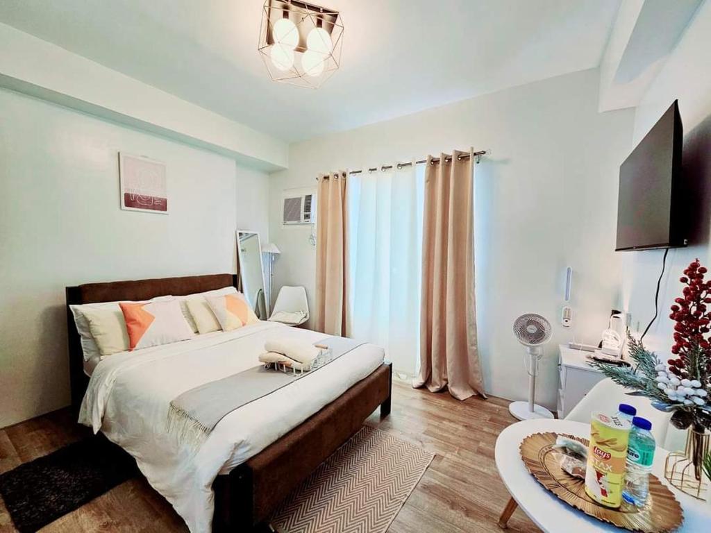 Giường trong phòng chung tại Cozy Condo unit Best Location at Lacson street