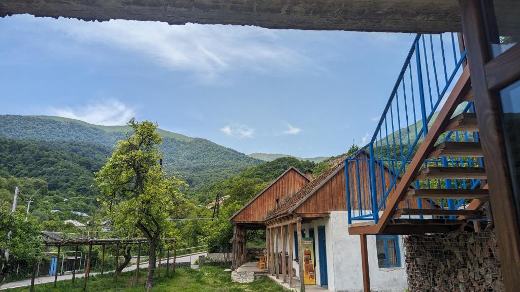 Nespecifikovaný výhled na hory nebo výhled na hory při pohledu z hotelu