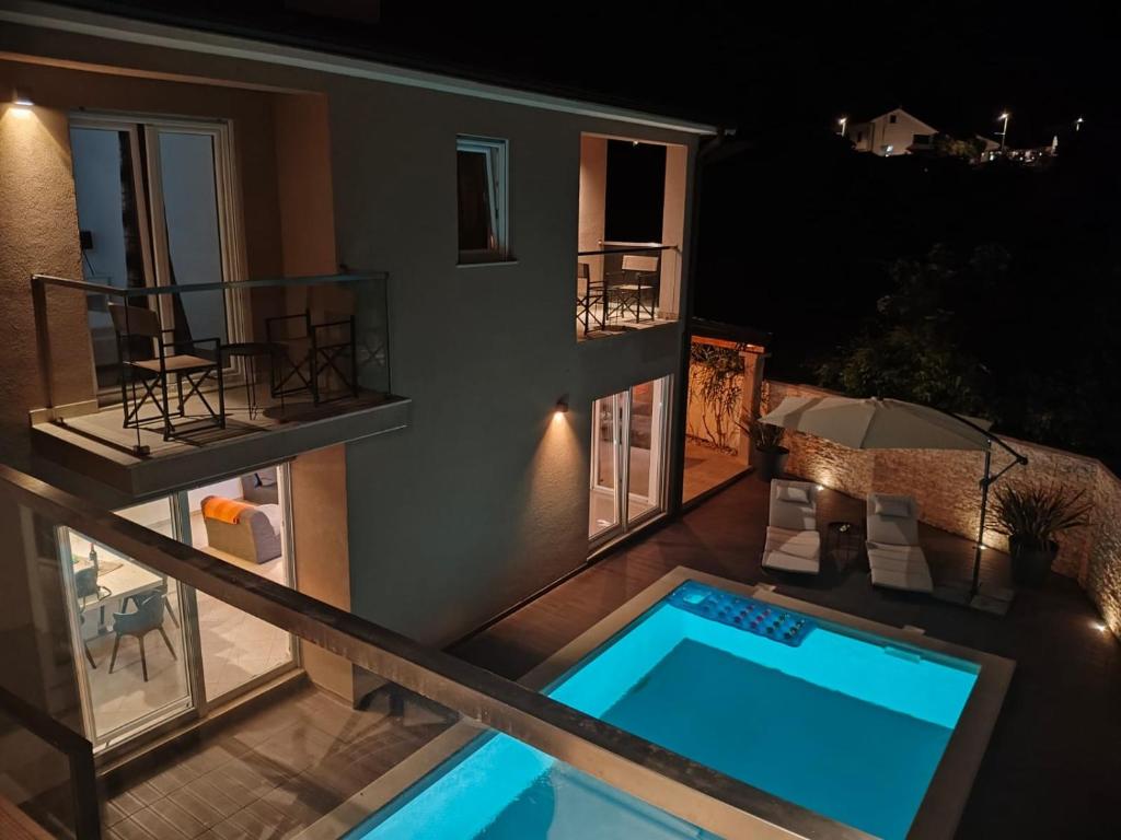 Bazén v ubytování Modern house Luna with pool nebo v jeho okolí