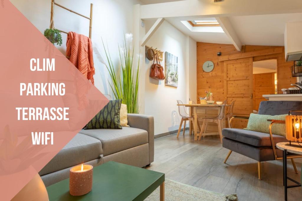 un salon avec un canapé et une table dans l'établissement Chartreuse, clim, parking, terrasse au calme, à Toulouse