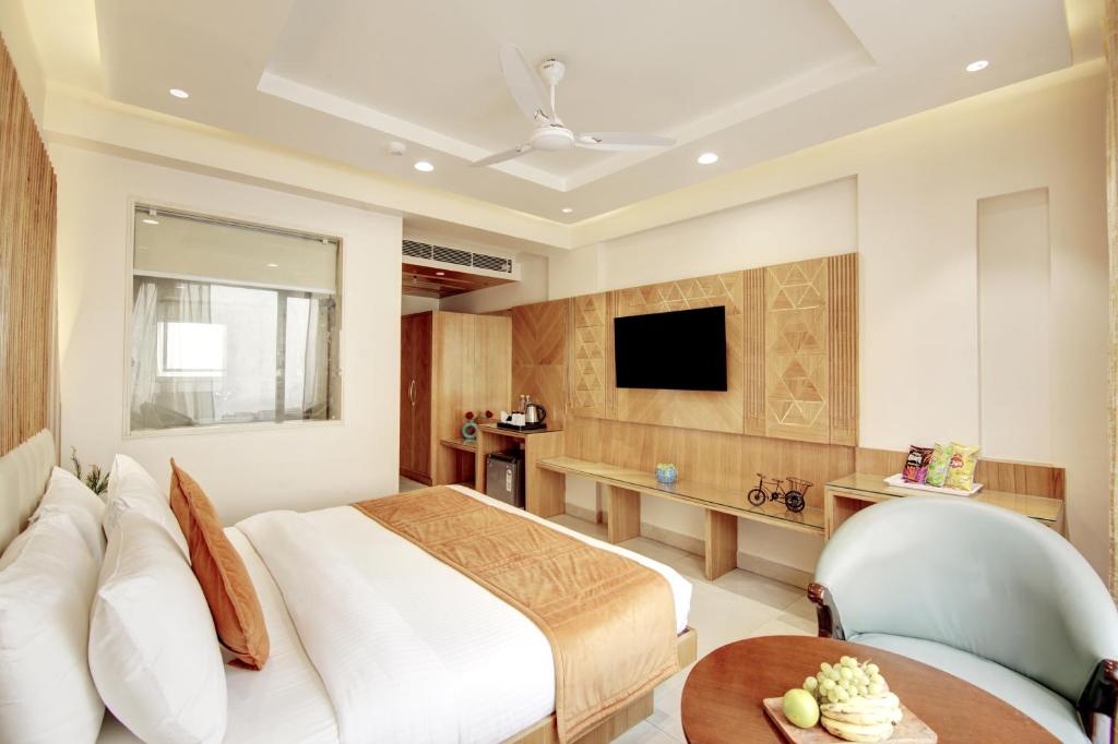 TV a/nebo společenská místnost v ubytování Hotel Krishna Plaza 'New Delhi' - BY M S Hospitality