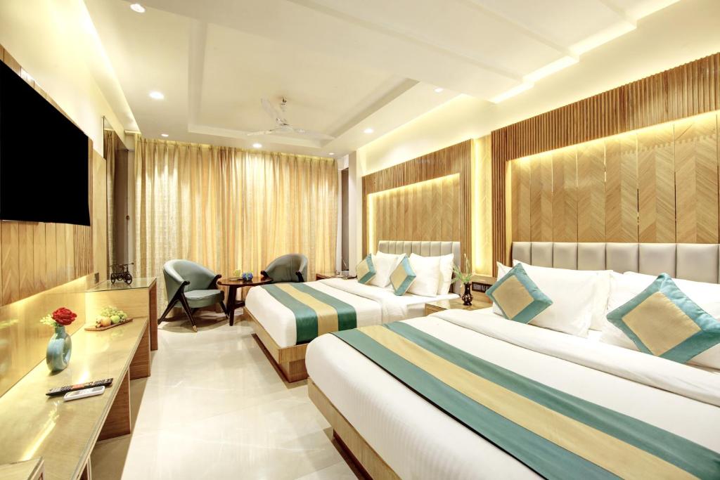 Postel nebo postele na pokoji v ubytování Hotel Krishna Plaza 'New Delhi' - BY M S Hospitality