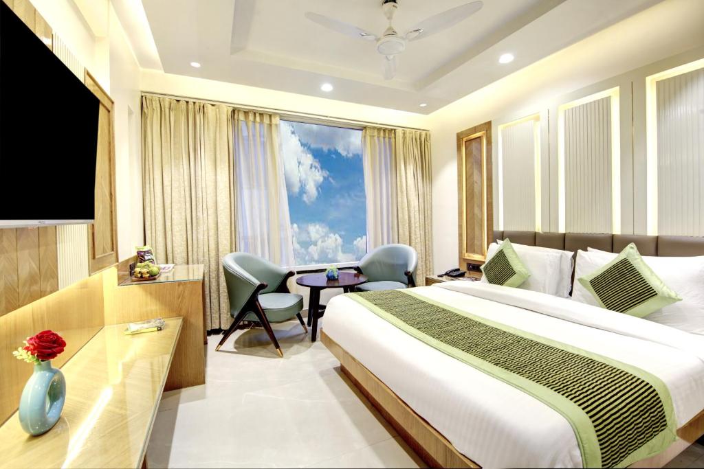 Postel nebo postele na pokoji v ubytování Hotel Krishna Plaza 'New Delhi' - BY M S Hospitality