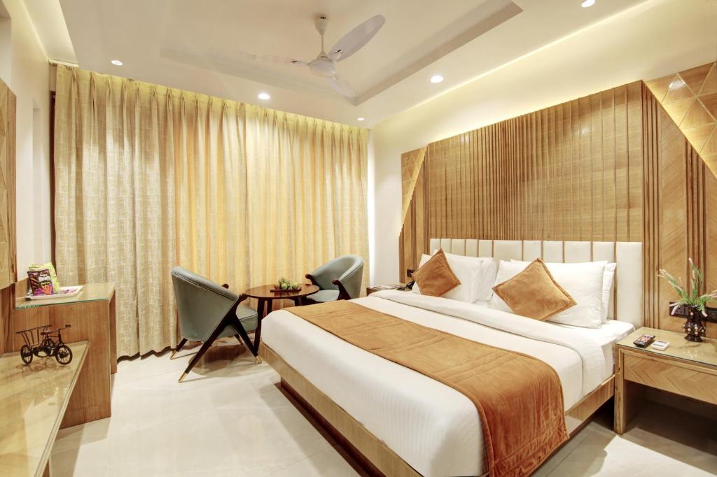 Postel nebo postele na pokoji v ubytování Hotel Krishna Plaza 'New Delhi' - BY M S Hospitality