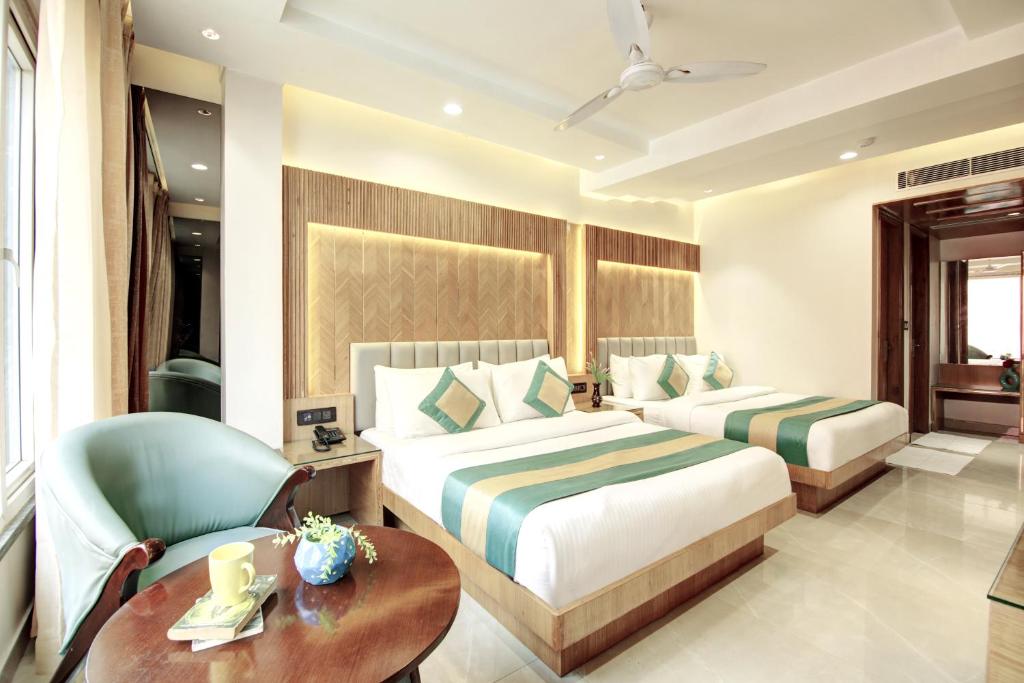 Postel nebo postele na pokoji v ubytování Hotel Krishna Plaza 'New Delhi' - BY M S Hospitality