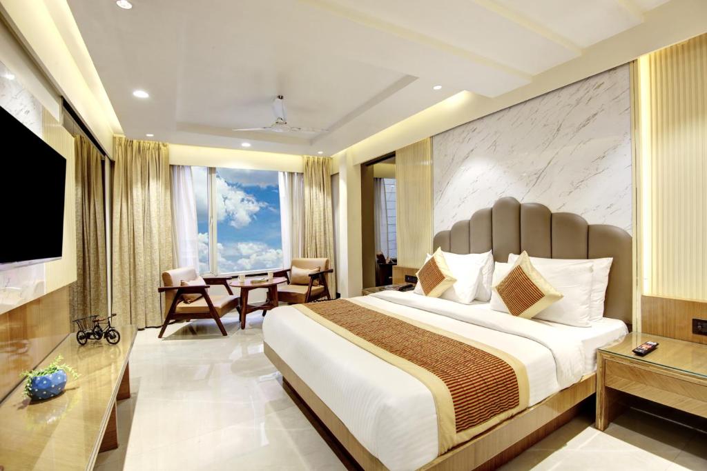 Postel nebo postele na pokoji v ubytování Hotel Krishna Plaza 'New Delhi' - BY M S Hospitality