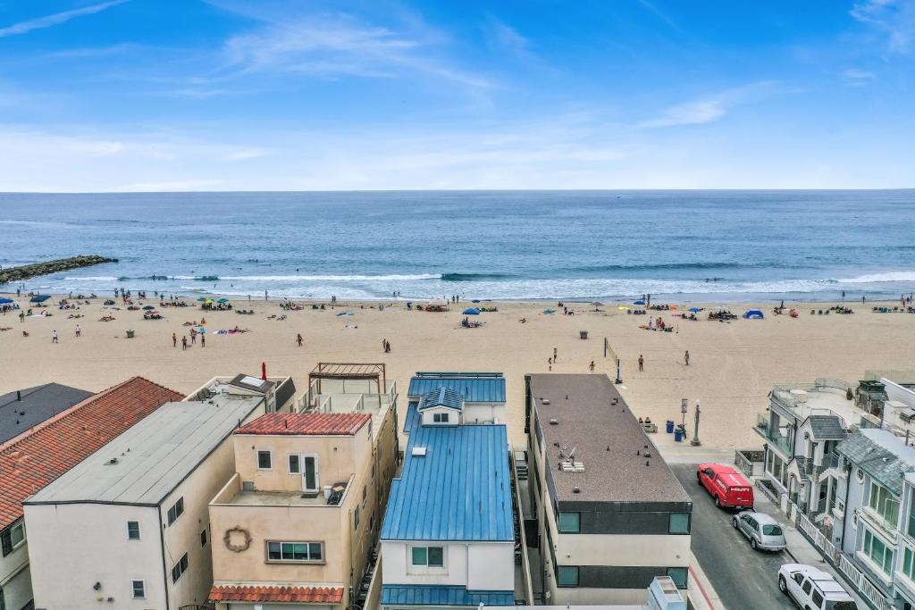 a view of a beach with a group of people at 3312 W Oceanfront in Newport Beach