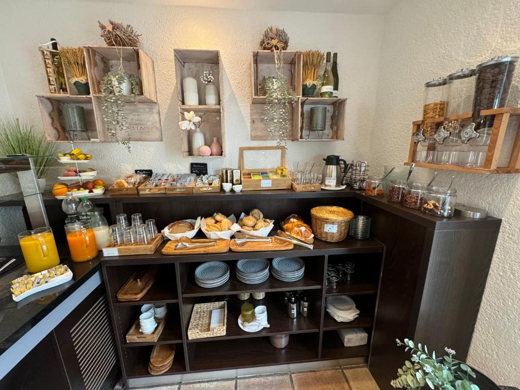 Kuchyň nebo kuchyňský kout v ubytování Hotel Zur Linde