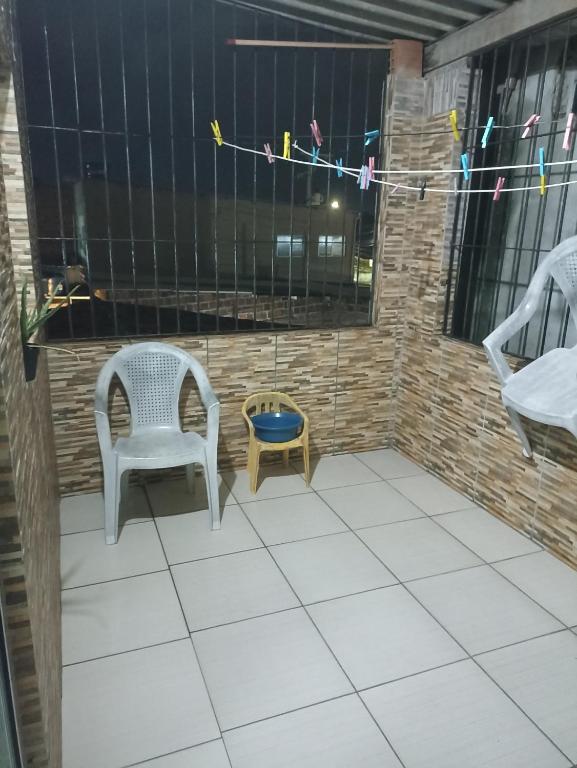 eine Terrasse mit zwei Stühlen und einem Tisch in der Unterkunft Casa carnaval Olinda in Olinda