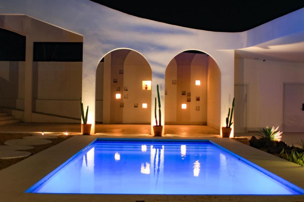 una piscina en medio de una casa por la noche en Roka Hotel Boutique, en Boa Vista