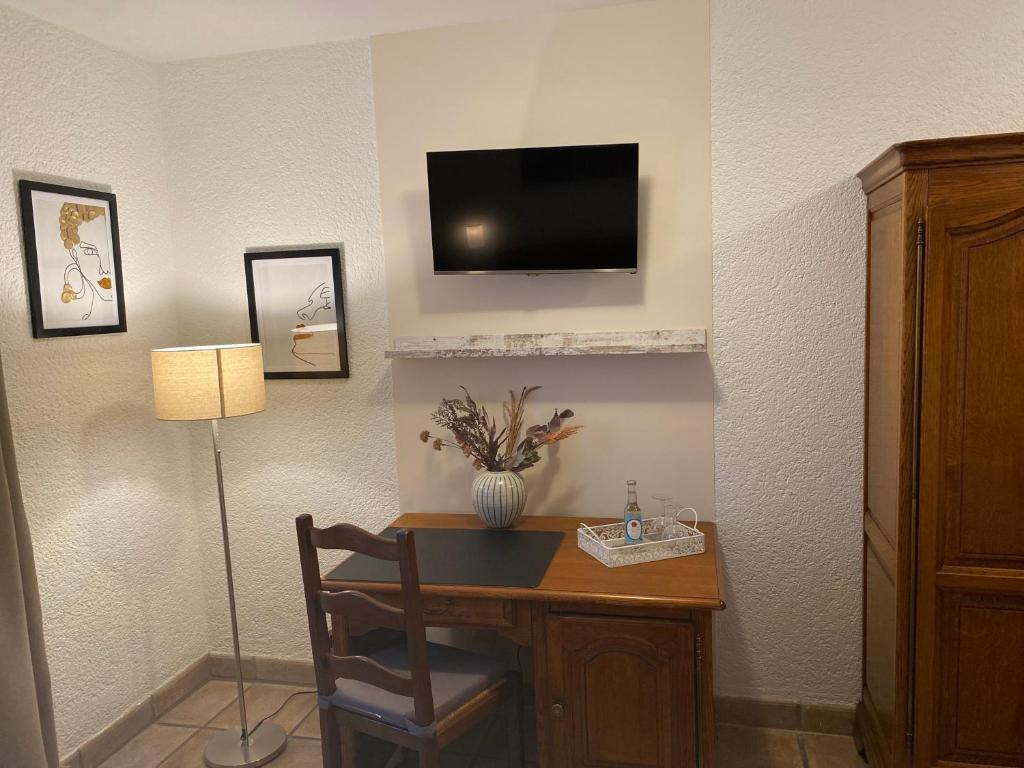 TV a/nebo společenská místnost v ubytování Hotel Zur Linde
