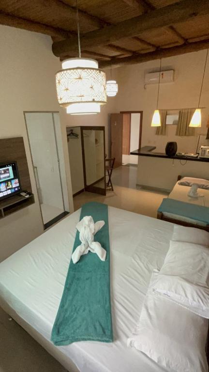 Una habitación con una cama con una toalla encima. en Recanto Mucugê, en Porto Seguro