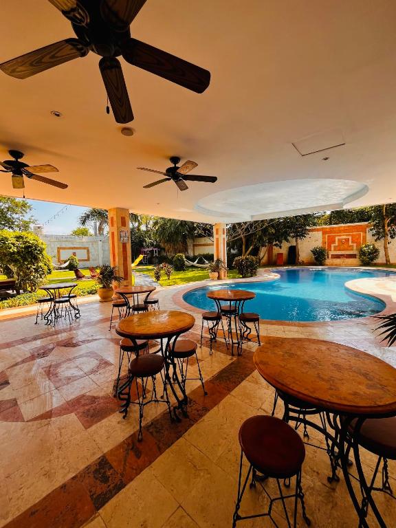 Bazén v ubytování Hotel Palacio Maya nebo v jeho okolí