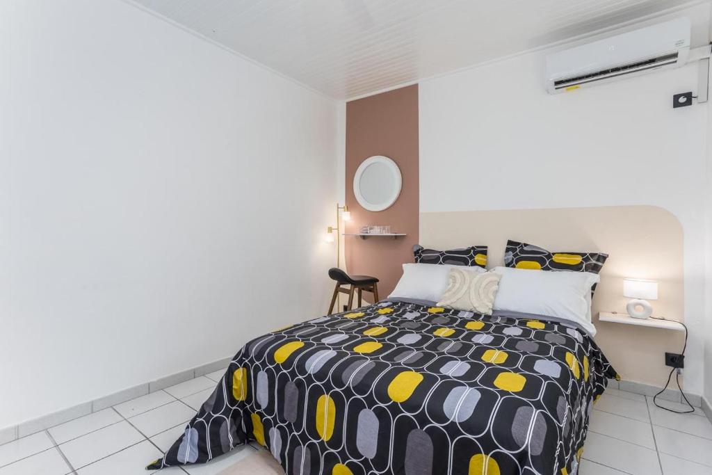 Postel nebo postele na pokoji v ubytování Foyal Toloman - Emeraude Lodge